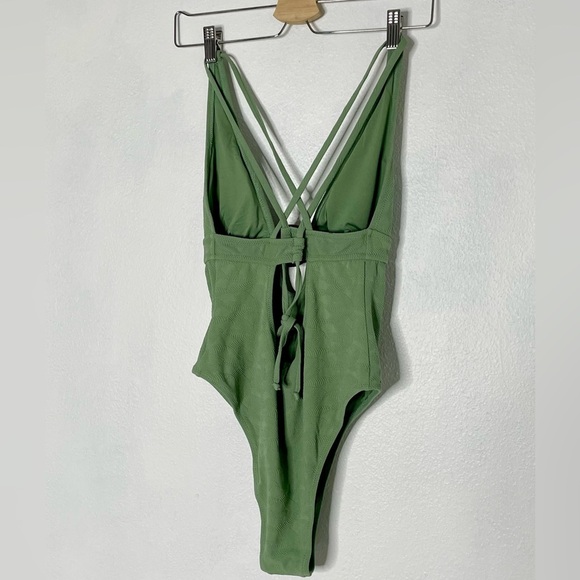 Cupshe green textured one piece boho vibe swimsuit. Size M - Picture 3 of 6